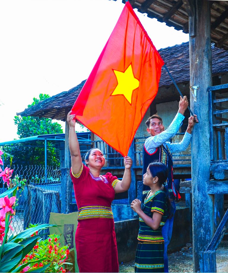 Treo cờ Tổ quốc để yêu đất nước hơn