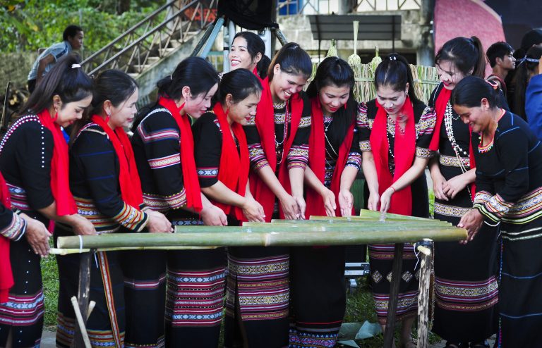 Thiếu nữ Xơ Đăng say trong điệu K’lông pút