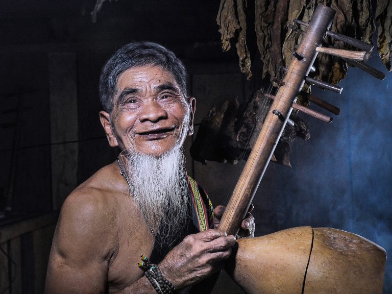 Người Giữ Hồn Nhạc Cụ Dân Tộc