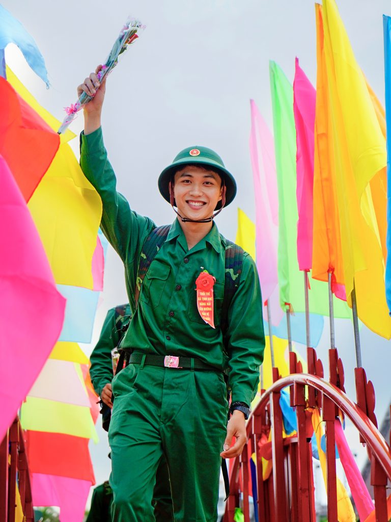 Nụ cười ngày lên đường