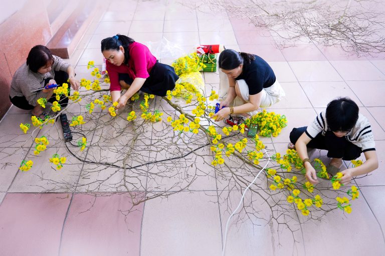 Sắc xuân từ những bàn tay