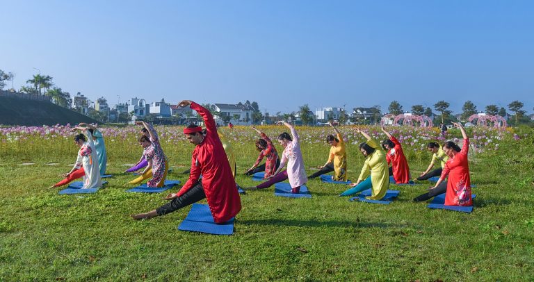 Yoga trong tà áo dài cách tân