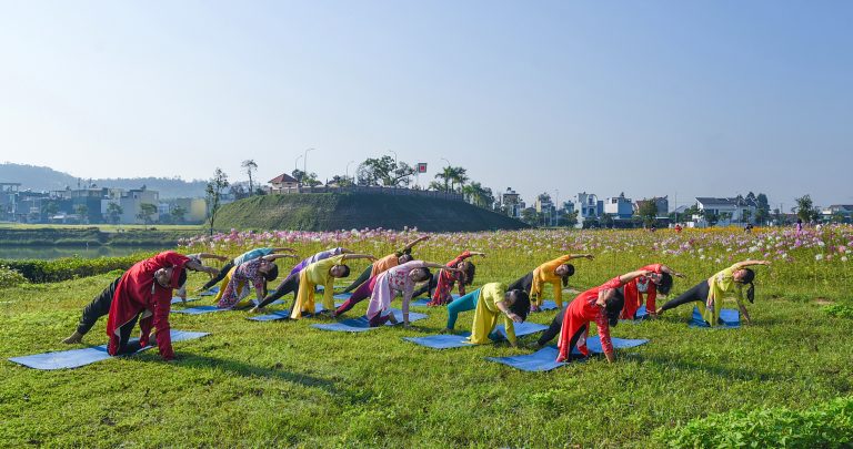 Yoga trong tà áo dài cách tân 2.