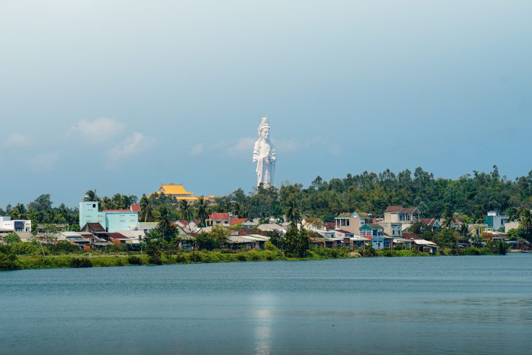 Mẹ Quan Âm lặng lẽ dõi theo từng mái ấm
