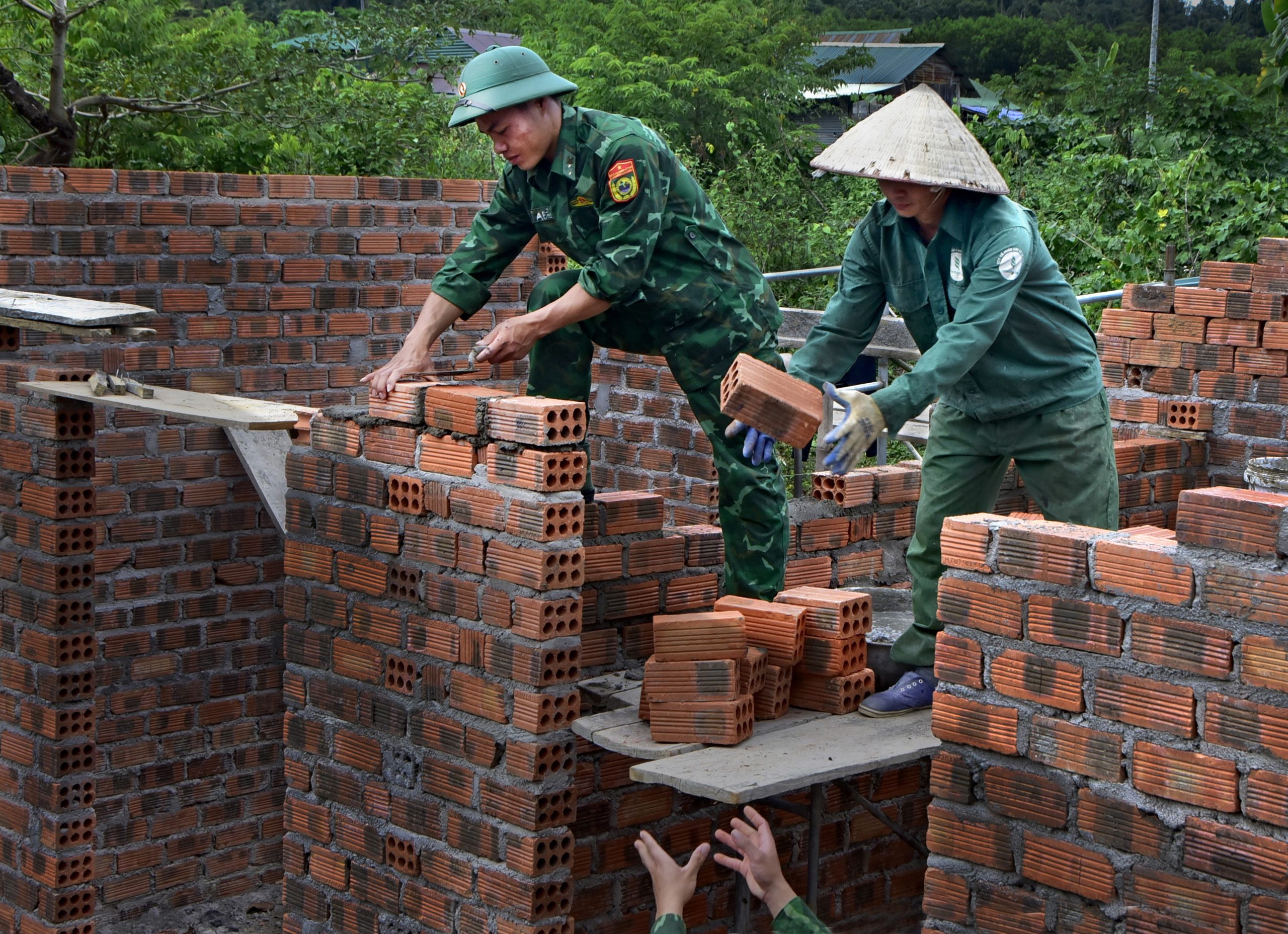 Xây nhà tình thương